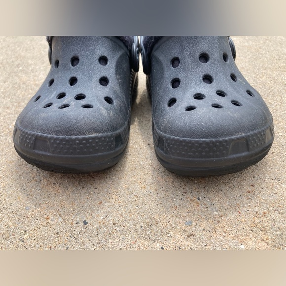 Black size 6-7 toddler Crocs - Picture 6 of 10